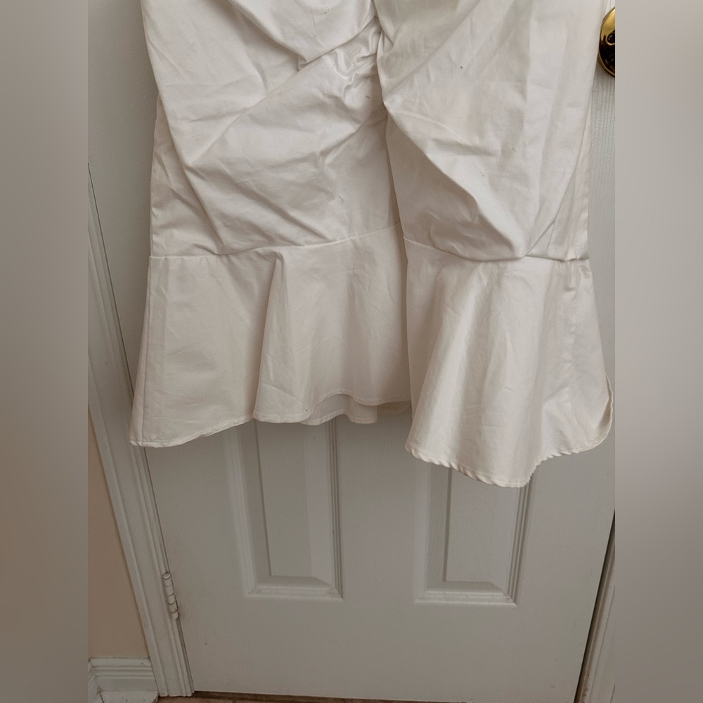 White Sleeveless Button-Down Dress with Ruffled Hem – Le Château - size m - Picture 5 of 6